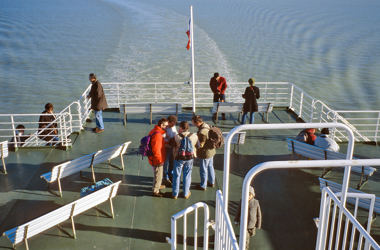 tun_j1-01 015.jpg - Tunis-Tabarka, décembre 2004 - janvier 2005, 1ère étape l'équipe des ardéchois se prépare activement en attendant le proche débarquement Henri Pillet Kodak Ektachrome 100 G